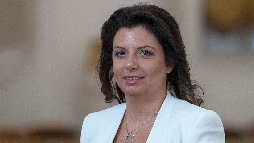 VIDEO: La directora de RT presenta unas gafas 3D "creadas por el Kremlin y osos científicos"