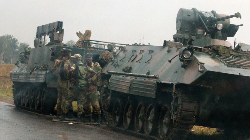 VIDEO: Tanques en las calles de Zimbabue tras el cese por Mugabe de su vicepresidente