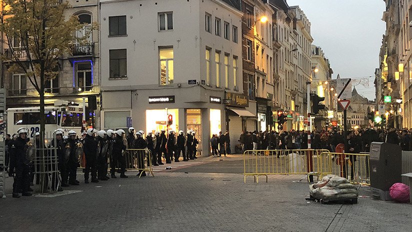 'Flashmob' descontrolado: Cientos de jóvenes provocan disturbios en Bruselas