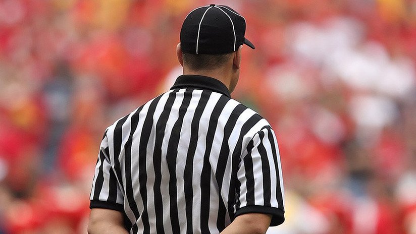 'A ras de suelo': Un árbitro de lucha rompe las leyes físicas con su raro movimiento (VIDEO)