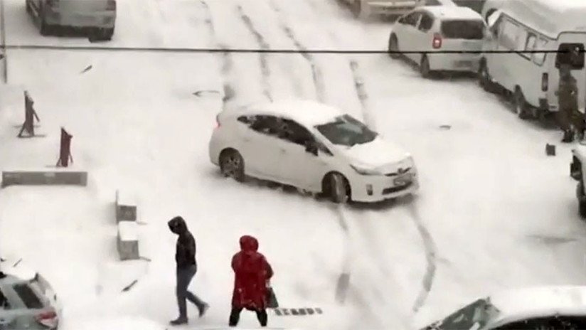VIDEO: Coches se deslizan y terminan chocando al intentar sortear una pendiente en plena nevada