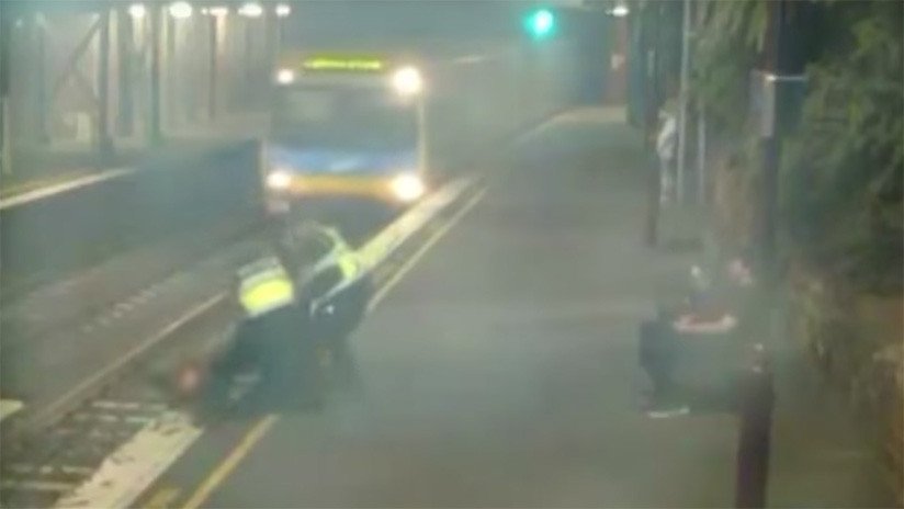 ¡Por los pelos! Sacan a una mujer de las vías instantes antes de que pase el tren (VIDEO)