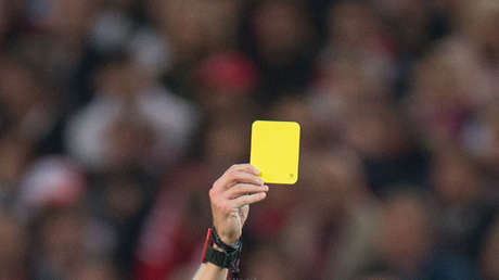 ¿La expulsión más rápida?: Un futbolista recibe dos amarillas en 10 segundos (VIDEO)