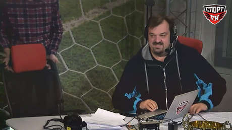 "No intenten repetirlo": Un comentarista 'rompesillas' se cae durante la retransmisión de un partido