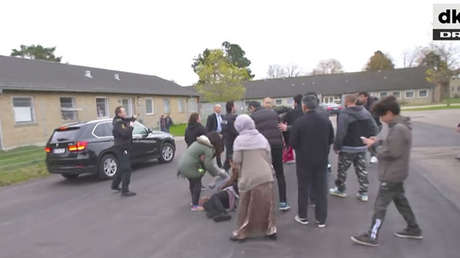 VIDEO: Una ministra danesa casi embiste a migrantes al huir de un centro de deportación