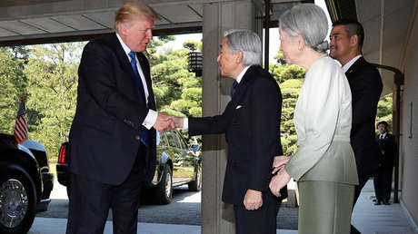 Rompiendo la tradición: Trump no se inclinó ante el emperador de Japón
