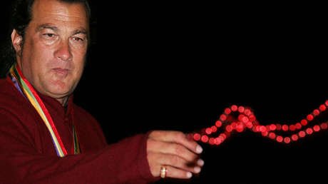 "Se aseguró de que viera su arma": Actriz de Hollywood acusa de acoso sexual a Steven Seagal
