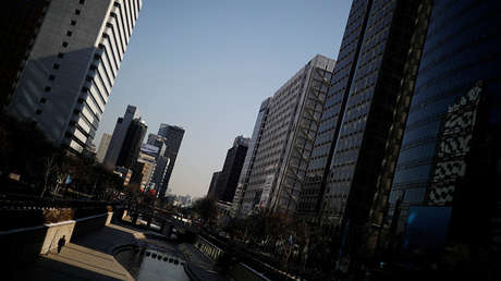 Surcoreana salta desde el 13º piso y mata a un transeúnte