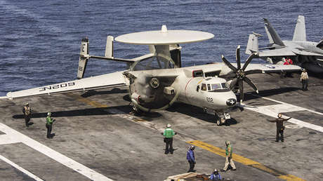 Un marino de EE.UU. es atropellado por un avión en la cubierta del USS Carl Vinson