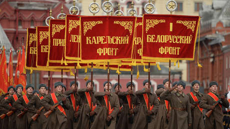 Reconstrucción histórica: un monumental desfile militar marcha por la Plaza Roja (VIDEO)