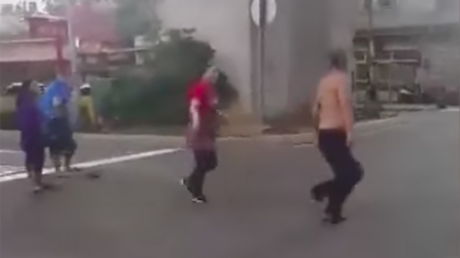 La 'esposa kung-fu' evita que su marido sea acuchillado (VIDEO)