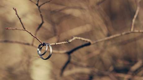 Le dice a su pareja que el matrimonio es "solo un papel" y el efecto de sus palabras es fatal 