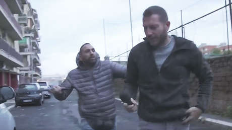 FUERTE VIDEO: Un periodista italiano se lleva un brutal cabezazo al entrevistar a un mafioso