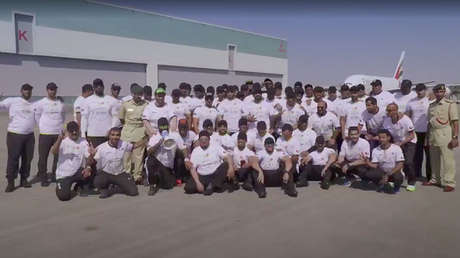 VIDEO: Policías de Dubái arrastran un avión de 300 toneladas y baten un récord Guinness