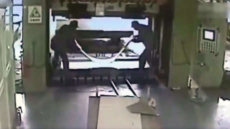 FUERTE VIDEO: Un operario mata a su compañero con una prensa hidráulica