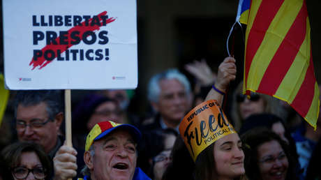 Miles de catalanes protestan por encarcelamiento de varios exconsejeros de su Gobierno