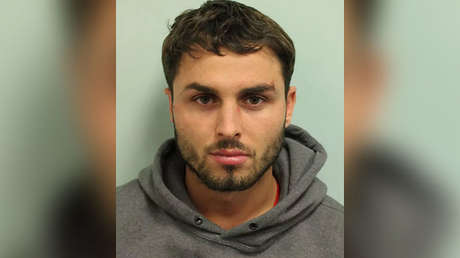 VIDEO: El momento en que un joven rocía ácido en un club nocturno lleno de gente