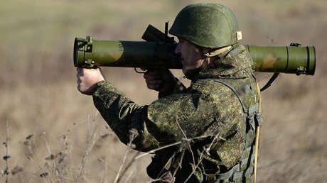 Video: Un lanzallamas compacto ruso 'decapita' un blindado de un disparo
