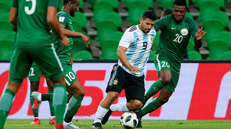 Sergio Agüero se desmaya en el descanso del partido Argentina - Nigeria