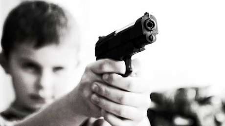 FUERTE VIDEO: Un niño dispara por accidente al vendedor de una tienda de armas