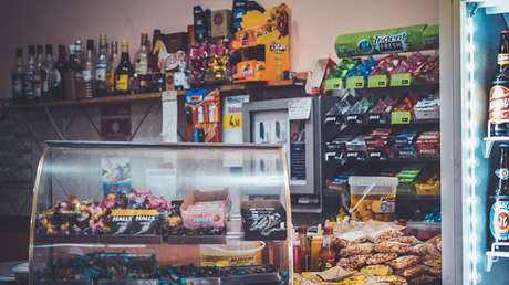 VIDEO: Intenta robar la caja a unos centímentros de un vendedor dormido (pero algo sale mal)