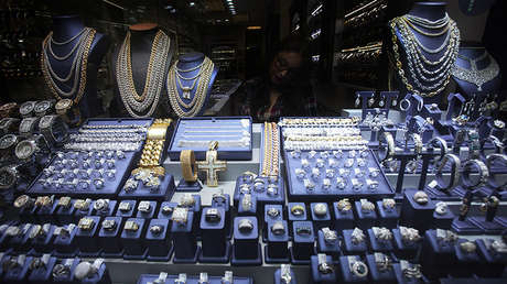 VIDEO: Intentan robar en una joyería, pero aquella no era una tienda cualquiera