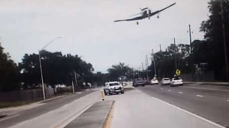 IMPRESIONANTE VIDEO: Una avioneta realiza un aterrizaje forzoso en medio de una calle