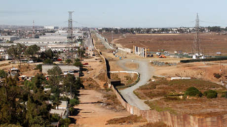 Amor sin fronteras: una pareja se casa en la valla fronteriza entre México y EE.UU.