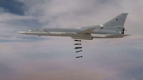 Un grupo de bombarderos pesados rusos lanza un ataque concentrado contra el EI en Siria