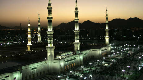 FOTO: Un israelí se jacta de haber entrado en la mezquita de Medina e indigna a los musulmanes