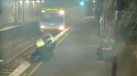 ¡Por los pelos! Sacan a una mujer de las vías instantes antes de que pase el tren (VIDEO)