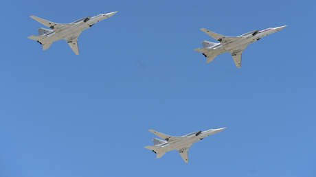 Seis bombarderos rusos atacan en grupo al Estado Islámico en el noreste de Siria (VIDEO)