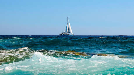 Un activista francés cruza el Atlántico comiendo solo alimentos caducados