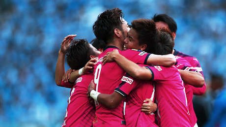 Polémica en Japón por el uso de un mono para iniciar un partido de fútbol (VIDEO)