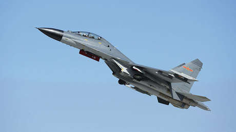 Cazas chinos aterrizan en una de las islas en disputa en el mar de China Meridional