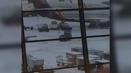 ¿Último día laboral?: Un operario hace derrapes sobre la nieve en un aeropuerto de Moscú (VIDEO)
