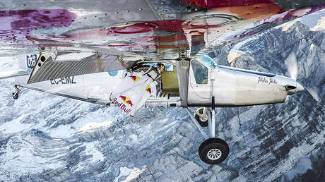 Peligrosa hazaña: Saltan de una montaña y 'aterrizan' en una avioneta en pleno vuelo (VIDEO)