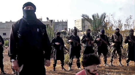 Un niño del Estado Islámico participa en un aterrador video de la decapitación de un prisionero