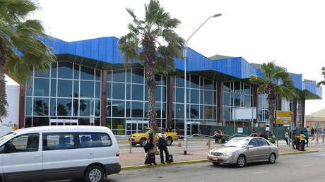 Empleados de un aeropuerto salvan a una mujer que se peleaba con su pareja por un selfi (VIDEO)