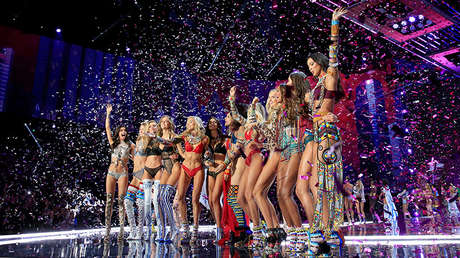 VIDEO: 'Angelitas' de Victoria's Secret lo pasan bien cantando y las acusan de racismo