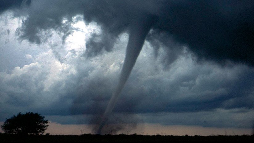 Italia: Una espectacular tromba marina atraviesa San Remo (VIDEOS)