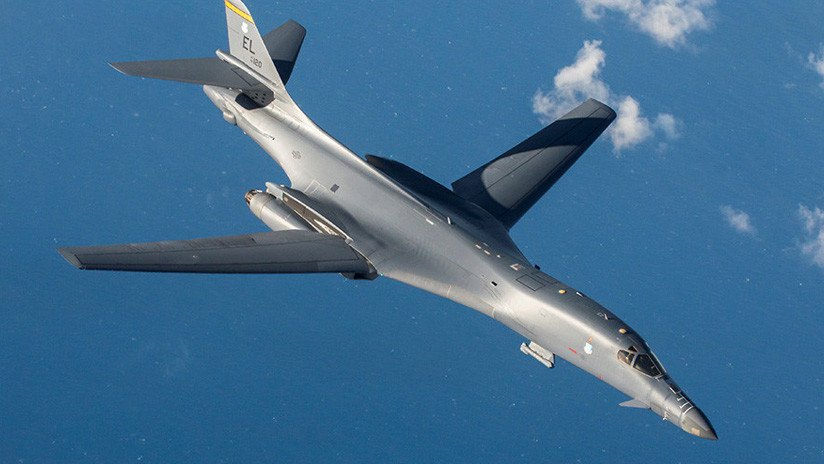 Un bombardero B-1B de EE.UU. sobrevuela la península de Corea en una demostración de fuerza