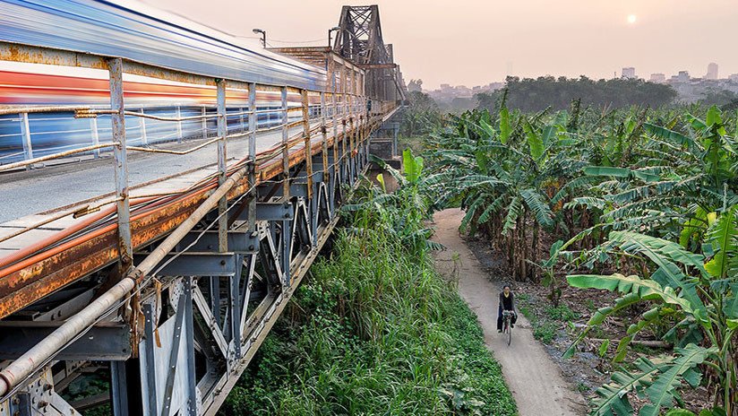 FUERTES IMÁGENES: Un tren la arrolla y fractura el cráneo mientras sonreía para un selfi