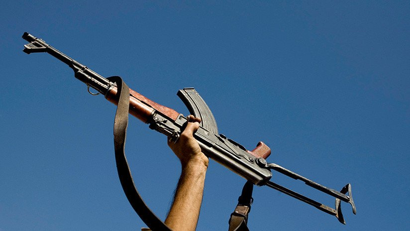 VIDEO: Celebra los goles de su equipo con Kaláshnikov