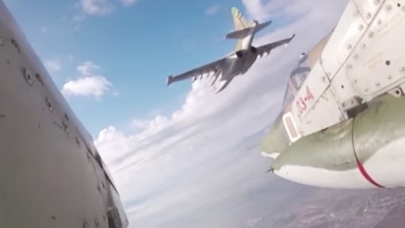 Un simulacro de combate aéreo visto desde el ala de un Sukhoi Su-25 (VIDEO)