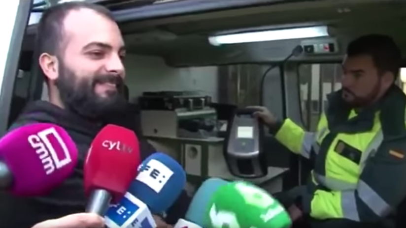 VIDEO: Se somete a una prueba de drogas en vivo... ¡Y da positivo en cocaína!