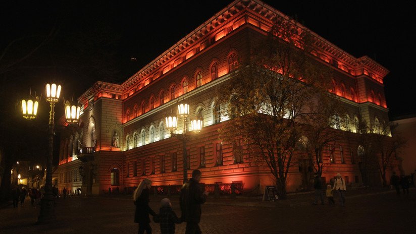 El Parlamento de Letonia equipara a veteranos de las SS y del Ejército Rojo