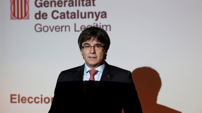 Puigdemont: "Rajoy debe retirar la policía y los hombres de negro de Cataluña"