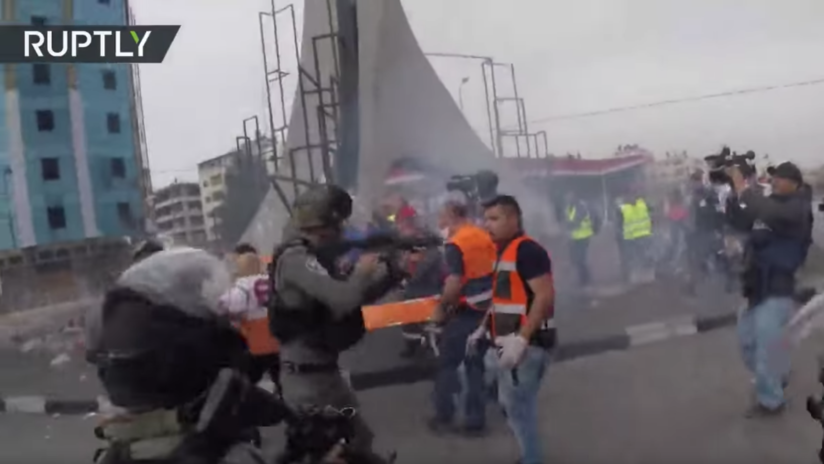 VIDEO: Soldados israelíes impiden con rudeza que los médicos traten a un palestino herido