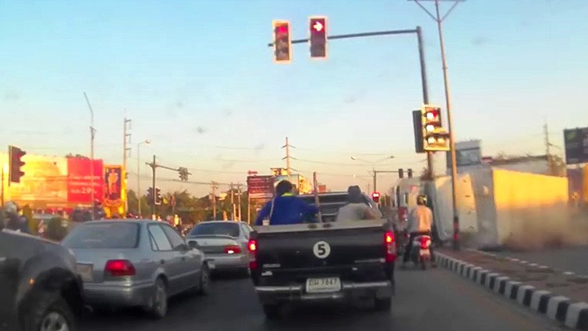 Deslizamiento final: motociclista se salva de terminar aplastada por un camión en Tailandia (VIDEO)